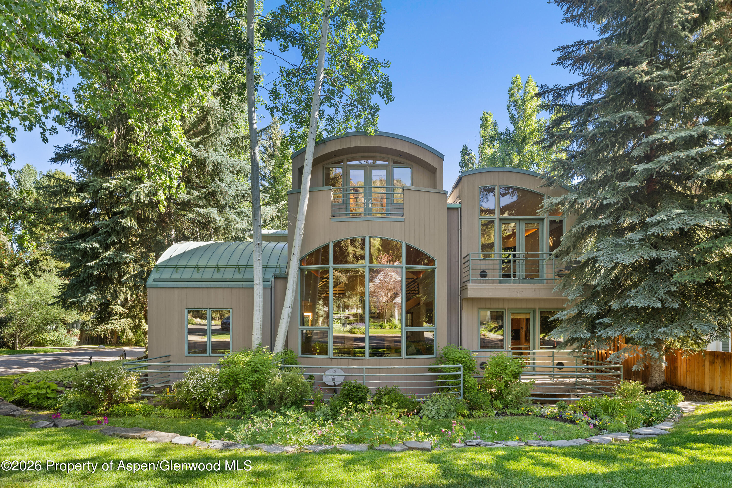 530 W Francis Street — photo