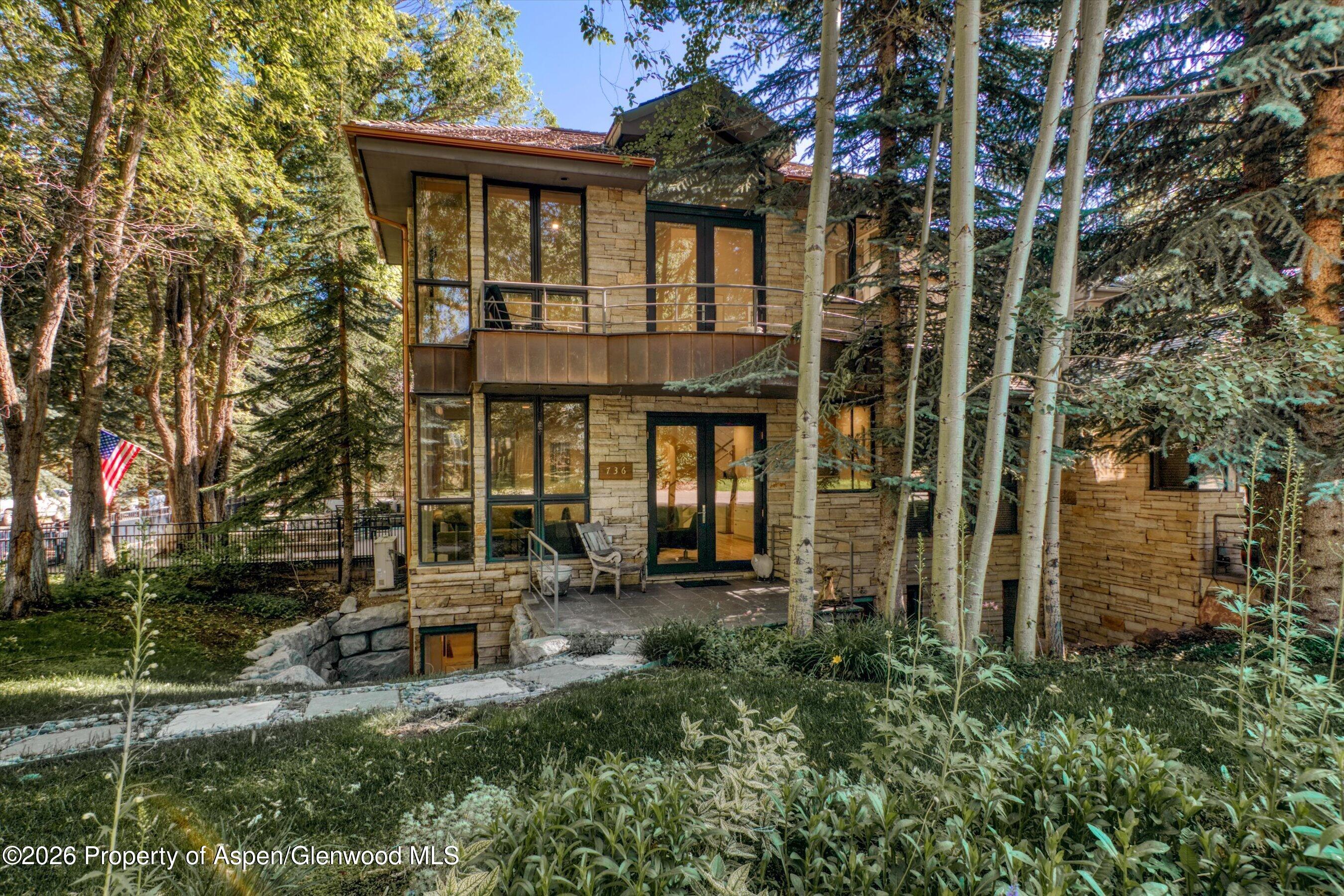 736 W Smuggler Street — photo