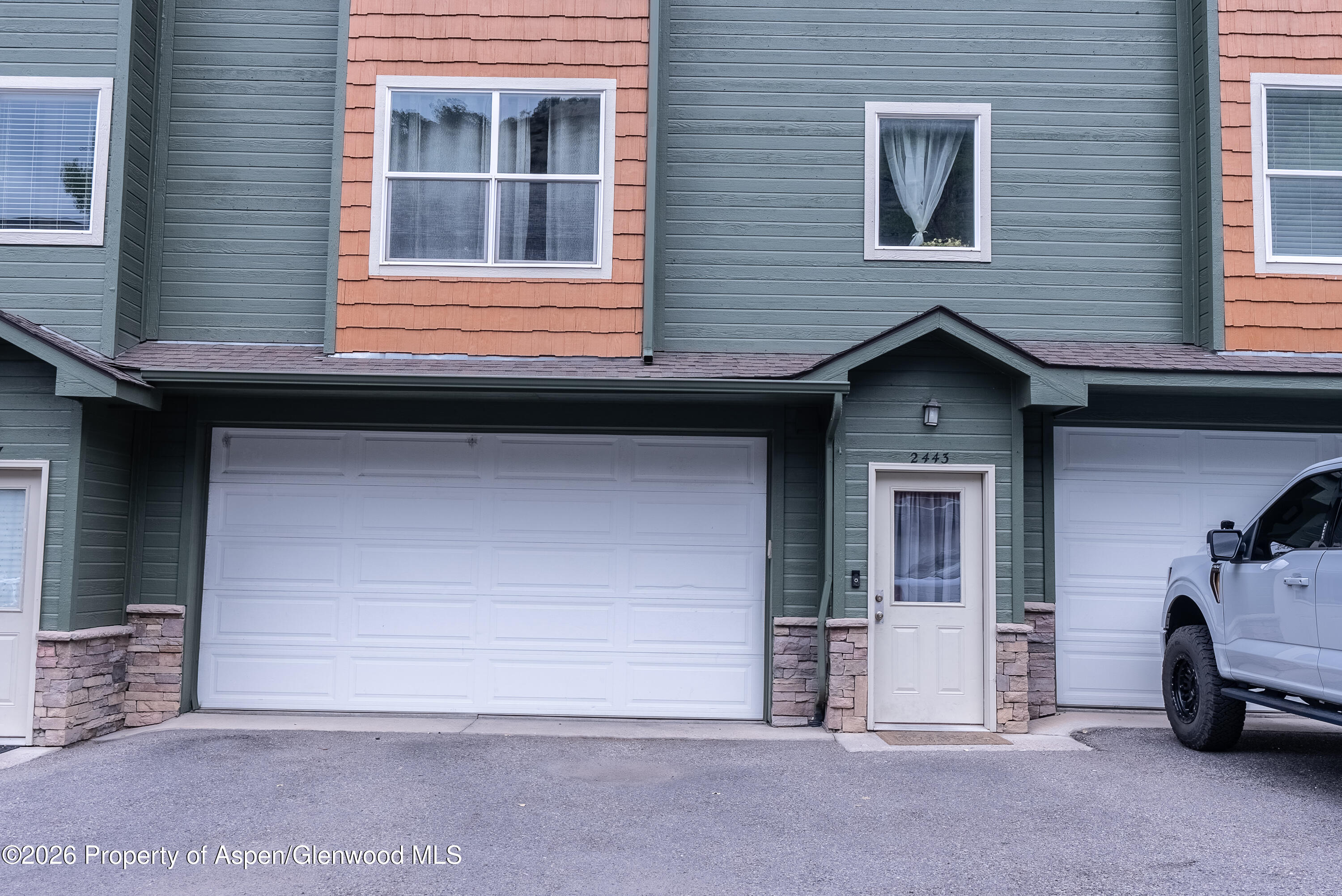 2443 Pine Lane — photo