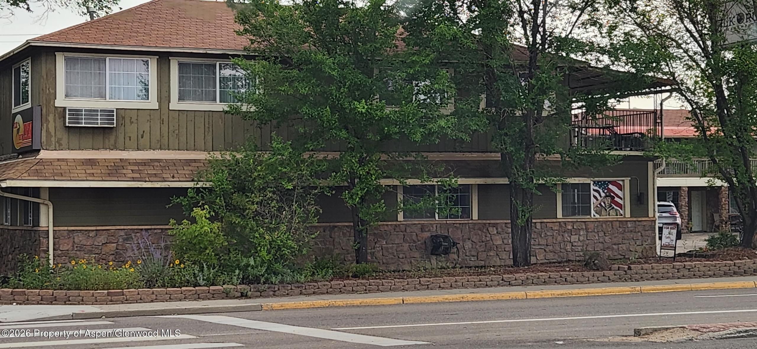 627 W Victory Way — photo