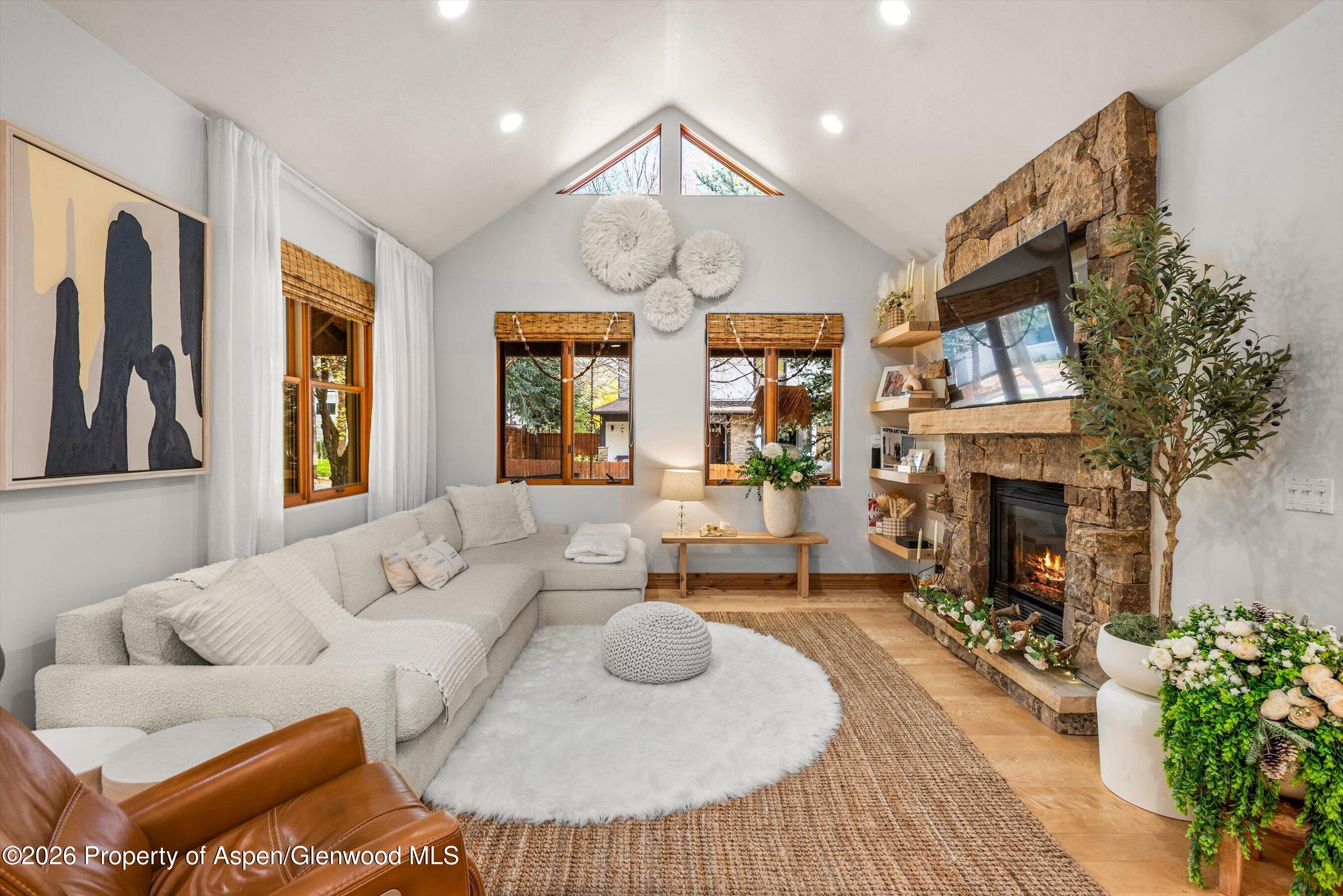 315 Summerset Way Unit B — photo