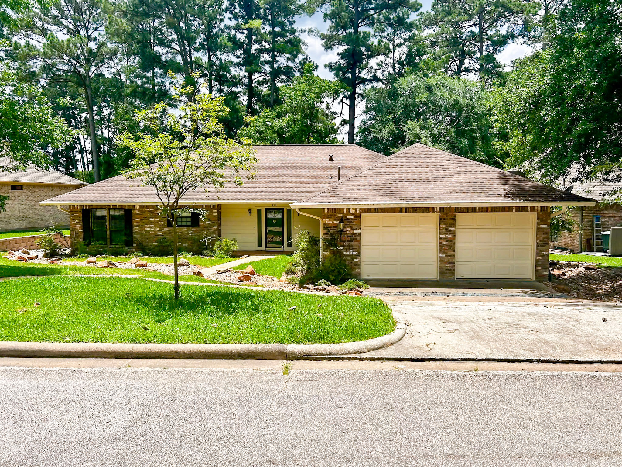 813 River Oaks Dr — photo