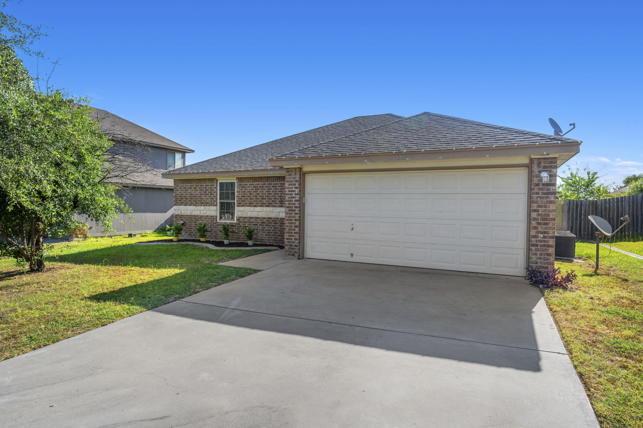 116 Soapstone Drive, Jarrell, TX 76537 — photo 2
