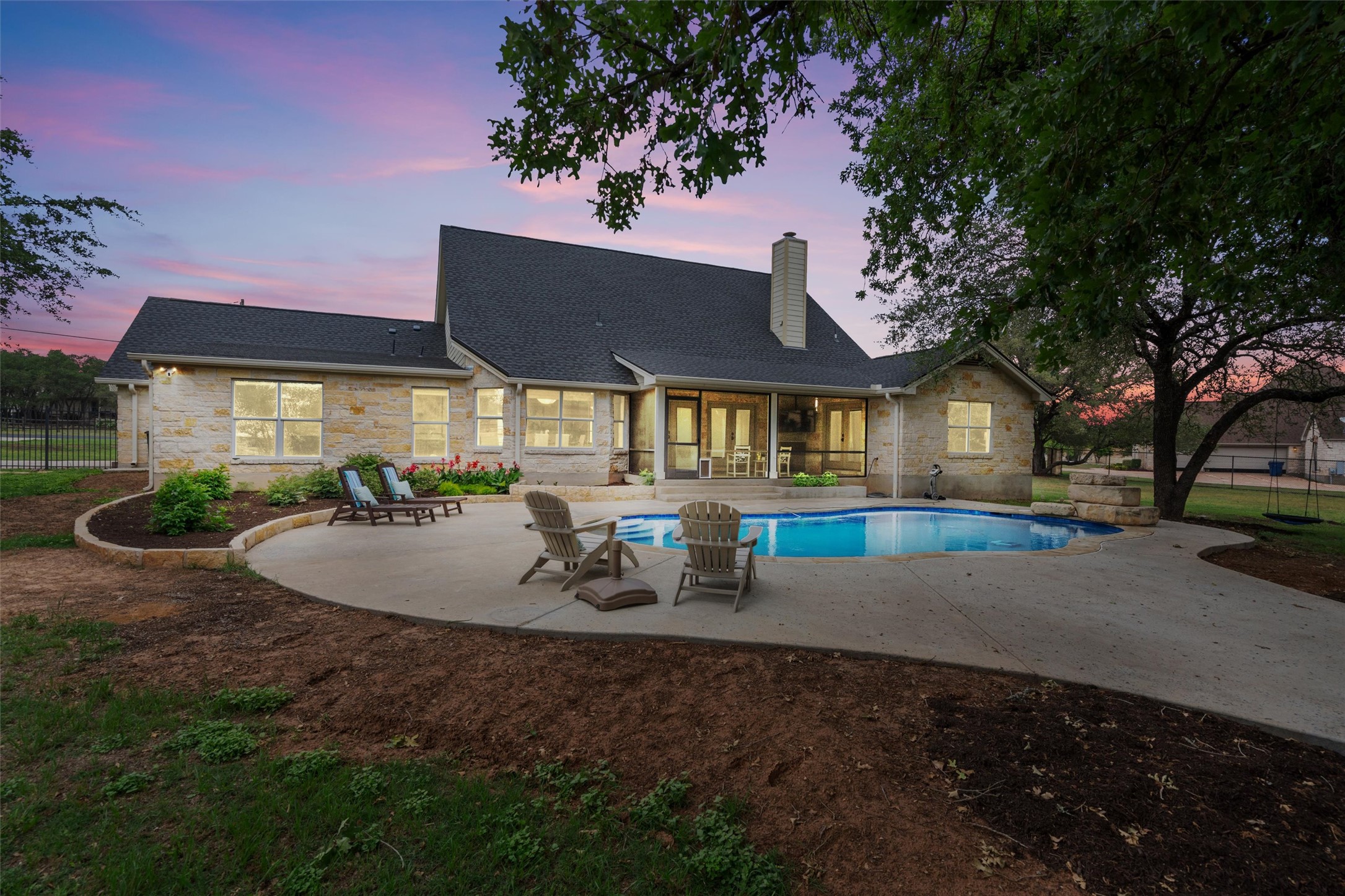 208 Neal Dr — photo