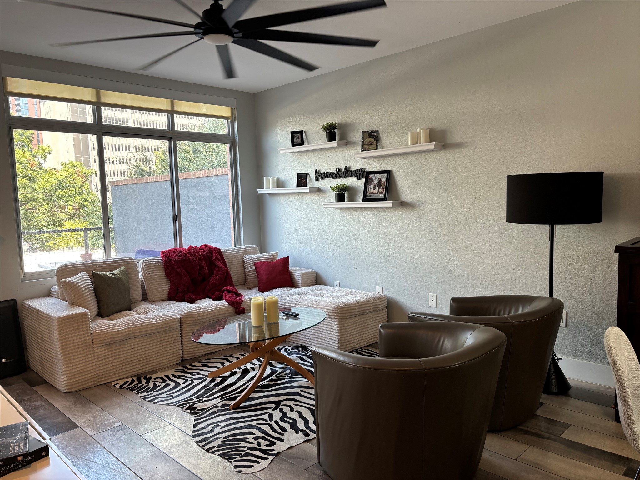Home in Austin, TX 78701 — photo 2