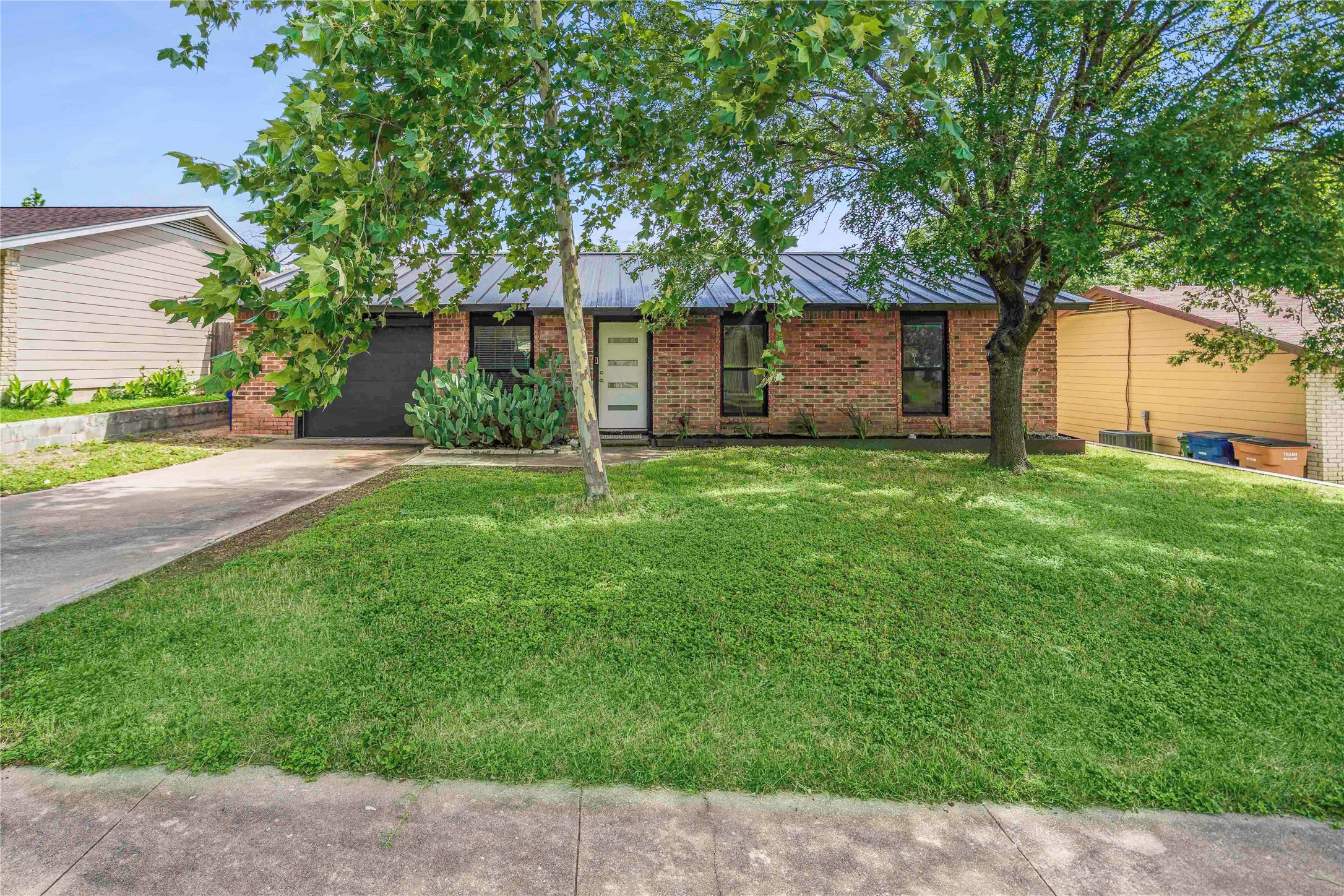 1102 Warrington Dr — photo