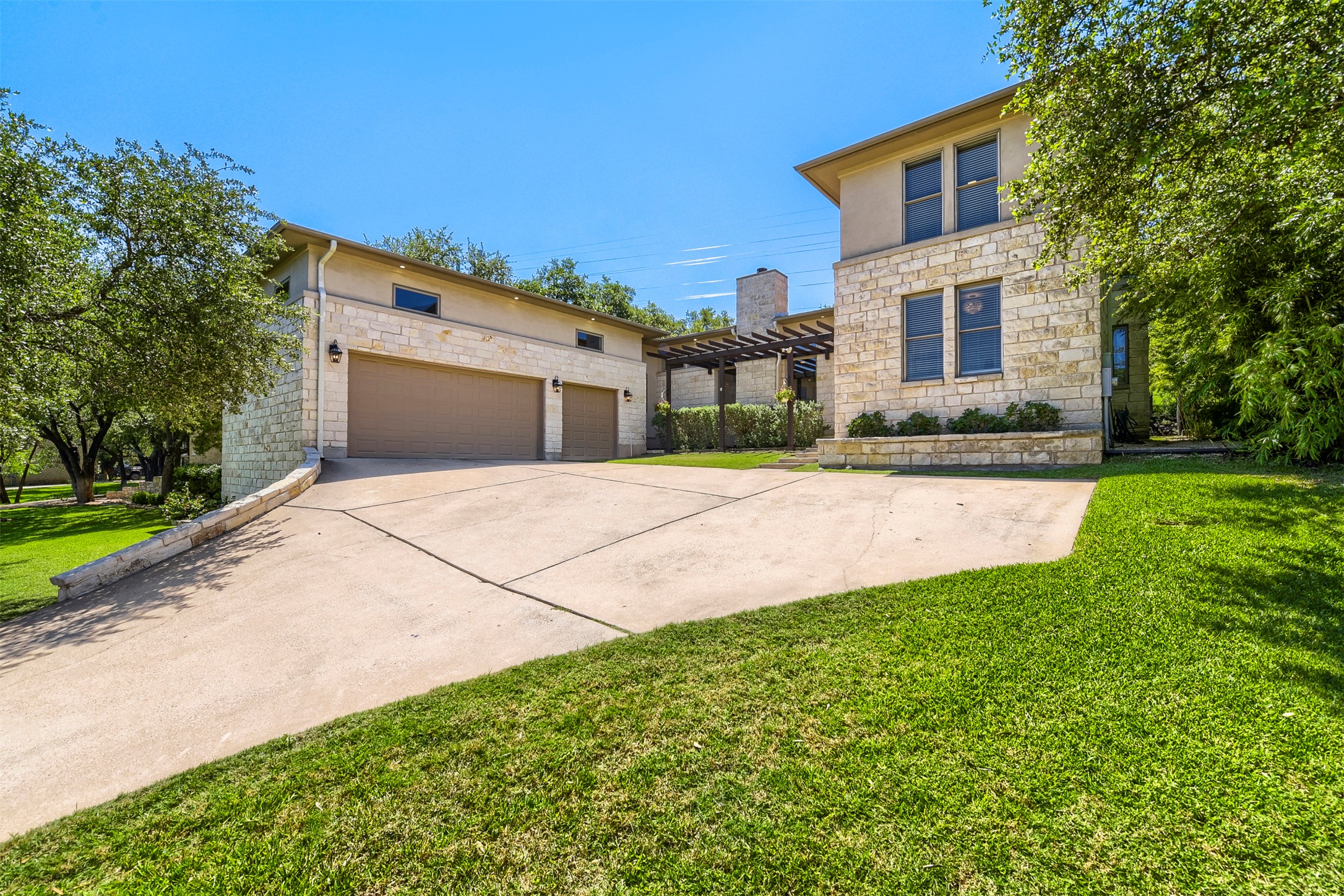 220 Clubhouse Dr — photo