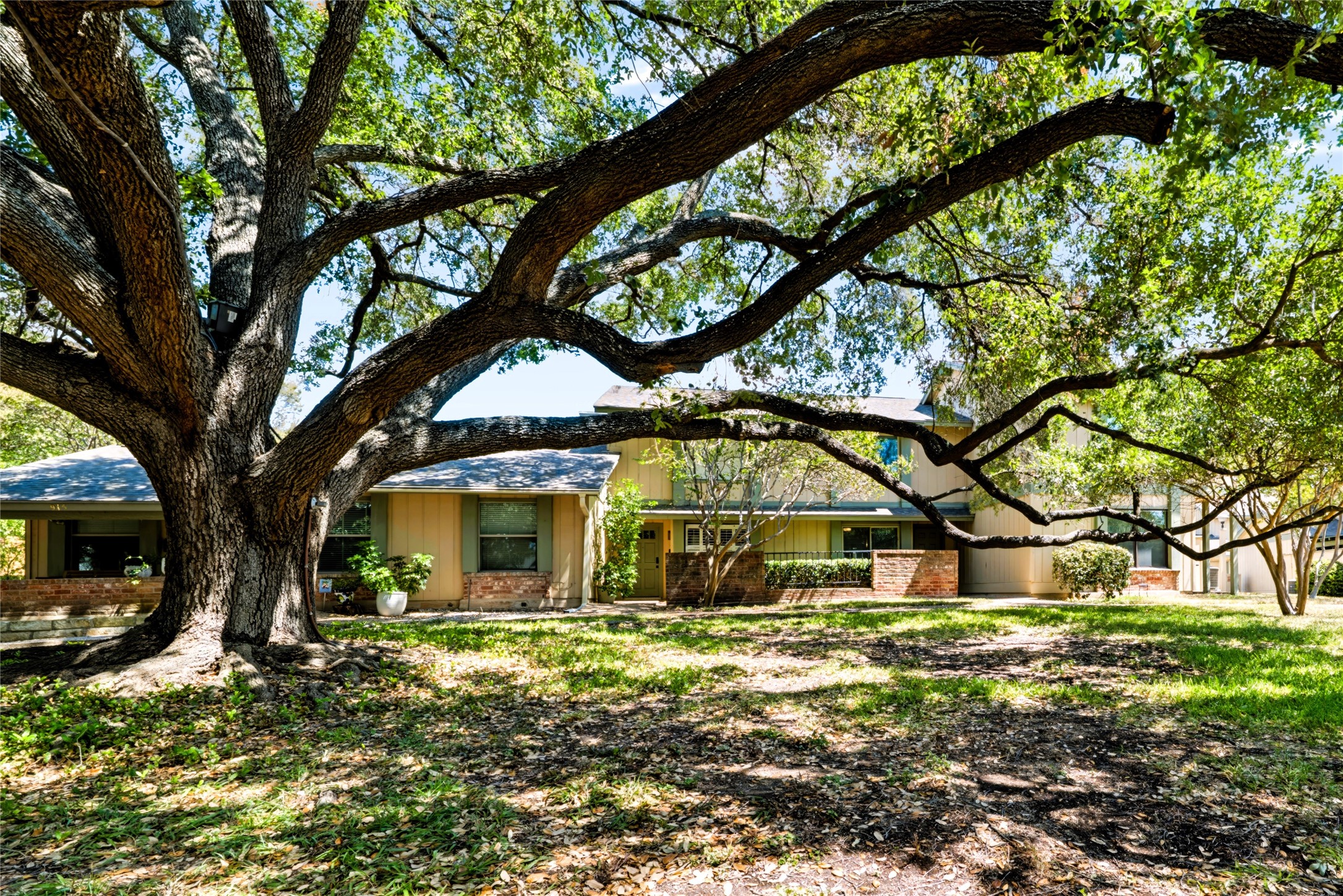 911 W Village Ln — photo