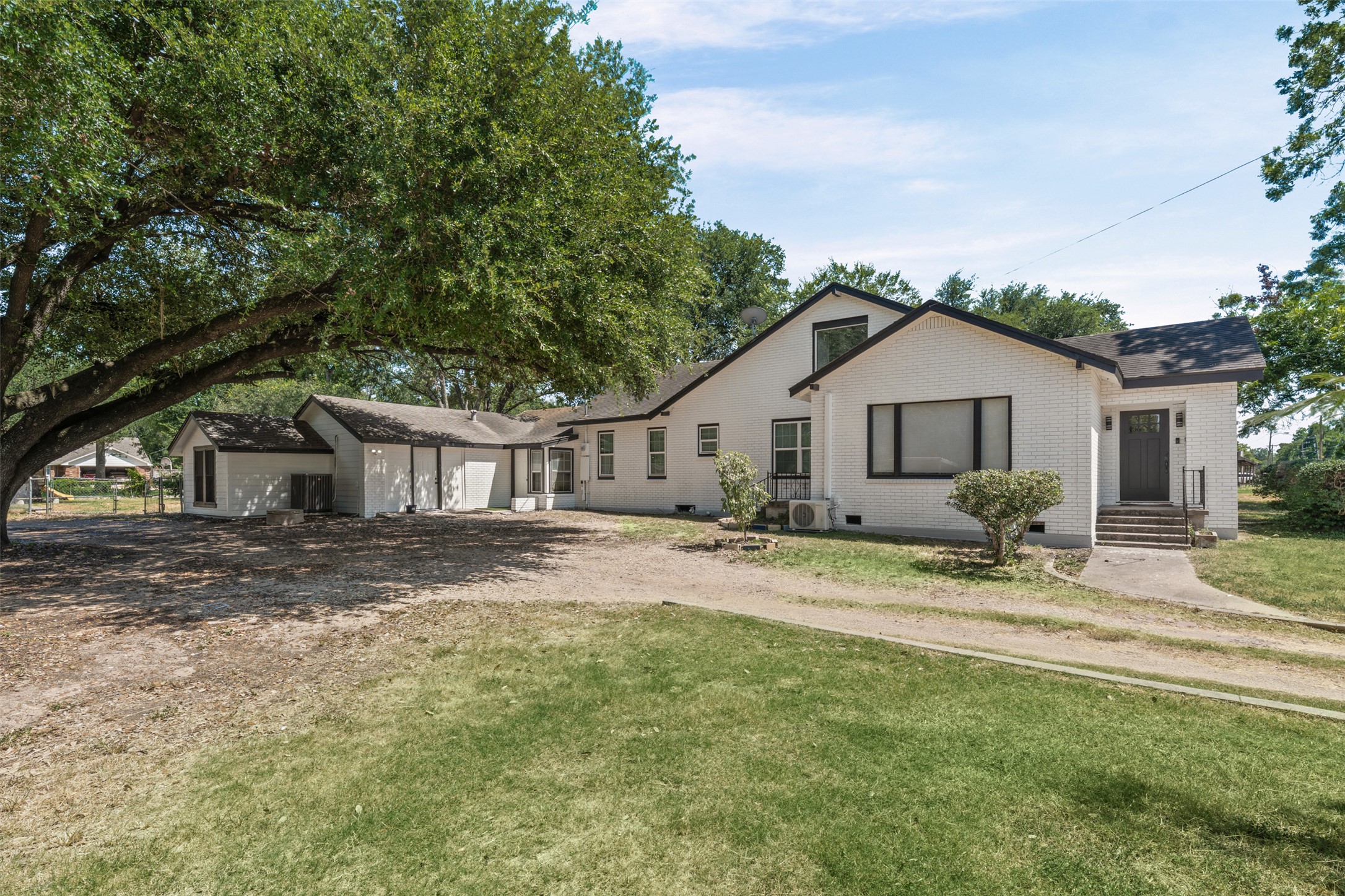 1707 N Travis Ave — photo