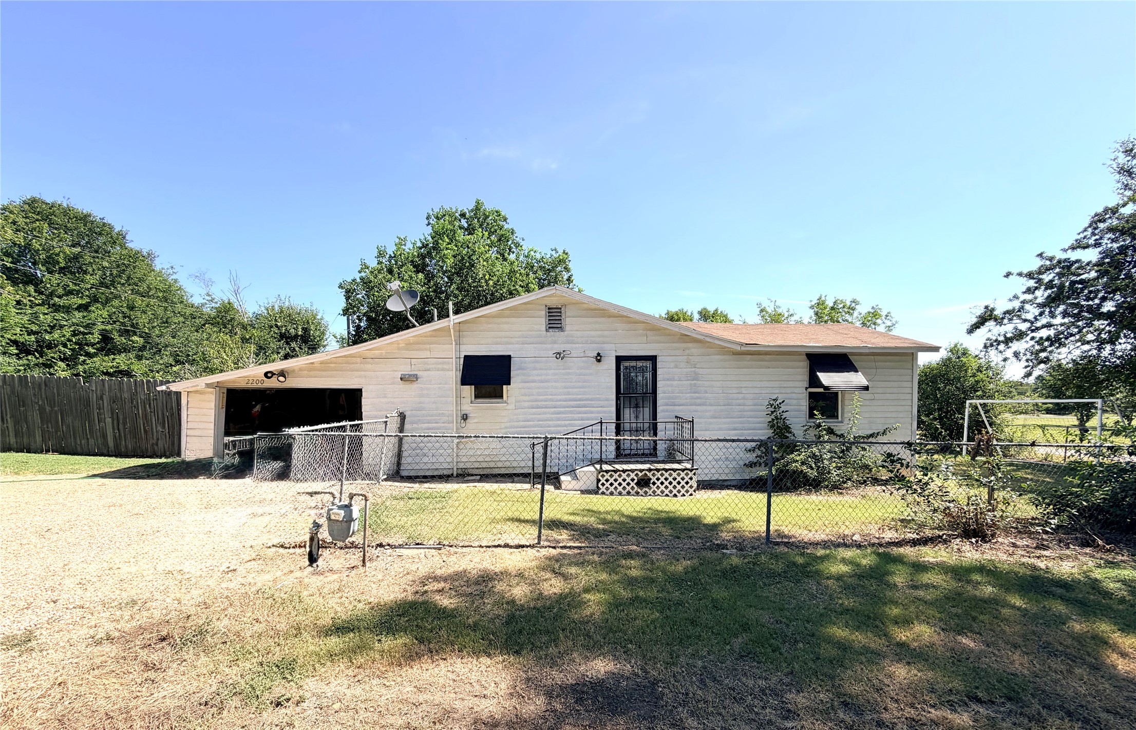2200 W Gillis Ave — photo
