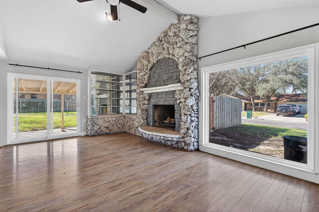 220 W Mockingbird Ln — photo