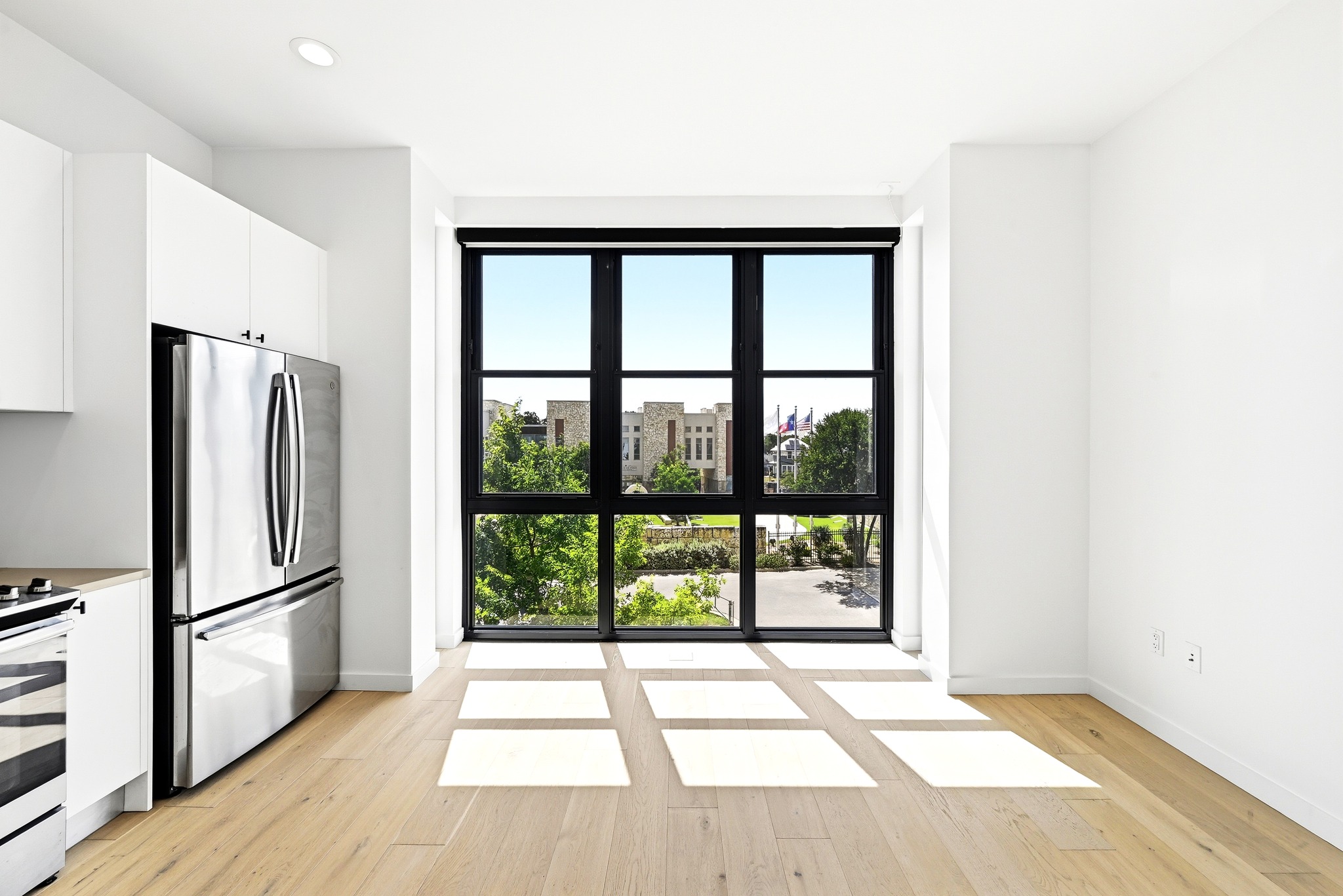 800 Embassy Dr 305 — photo