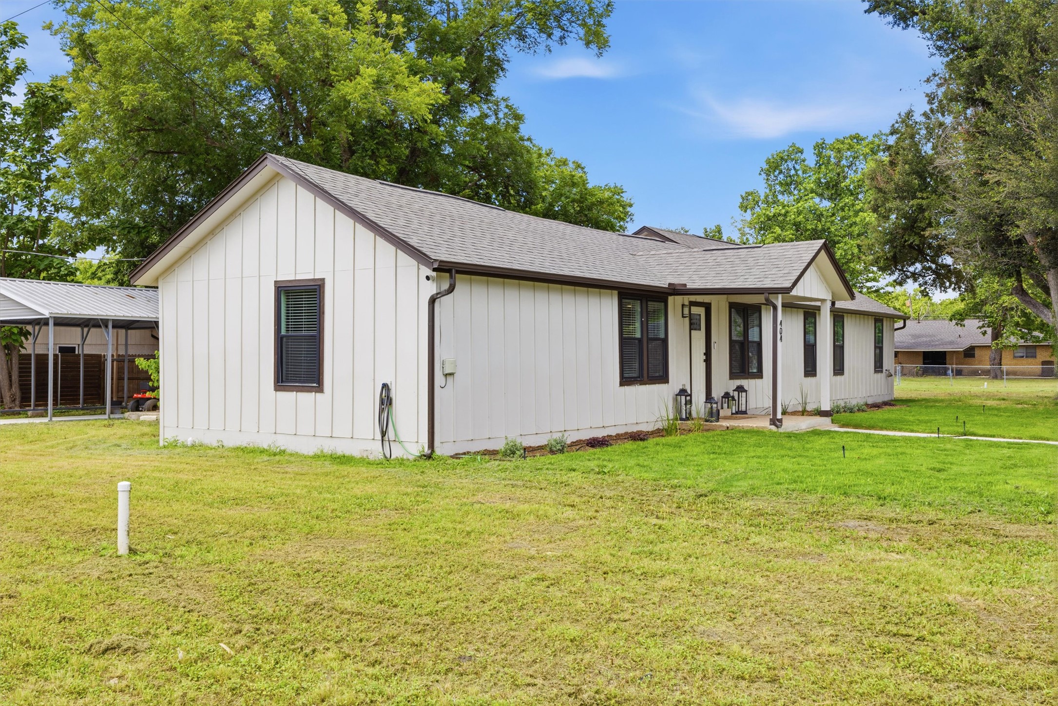 404 E Wolf Street, Granger, TX 76530 — photo 2