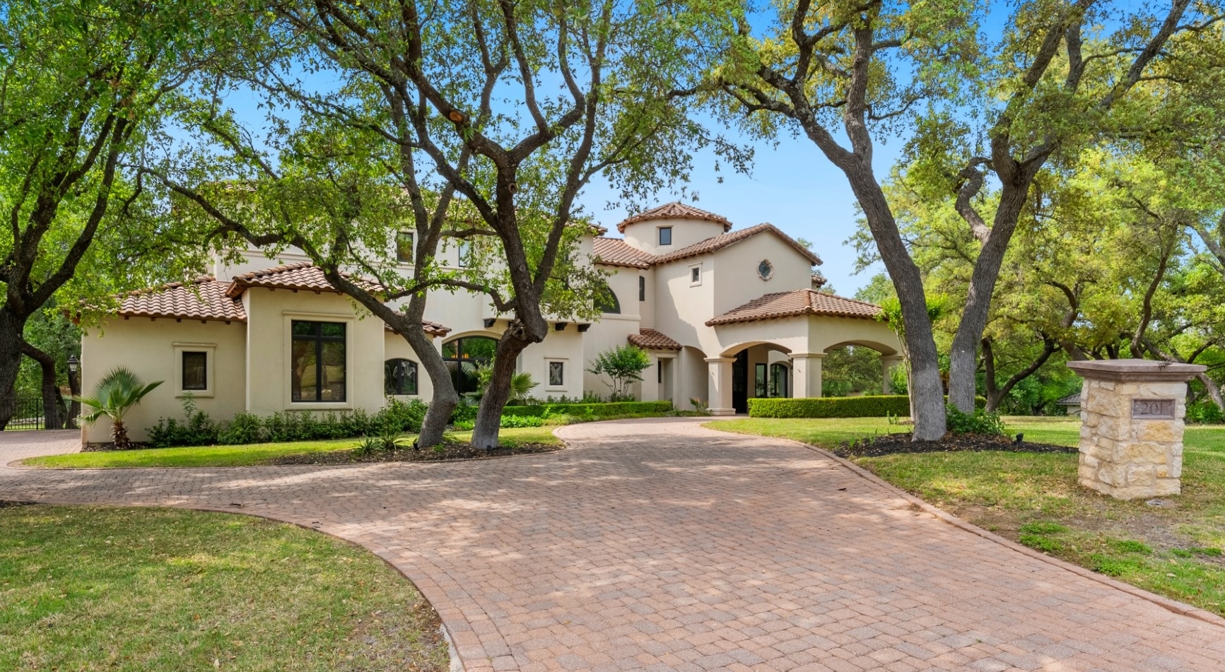 201 Costa Bella Dr — photo