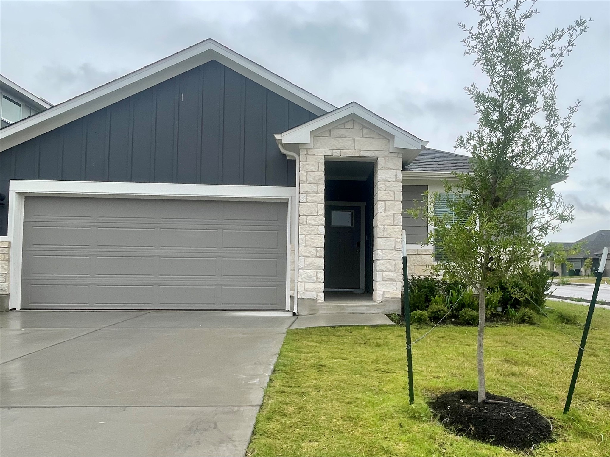 137 Holmby Dr — photo