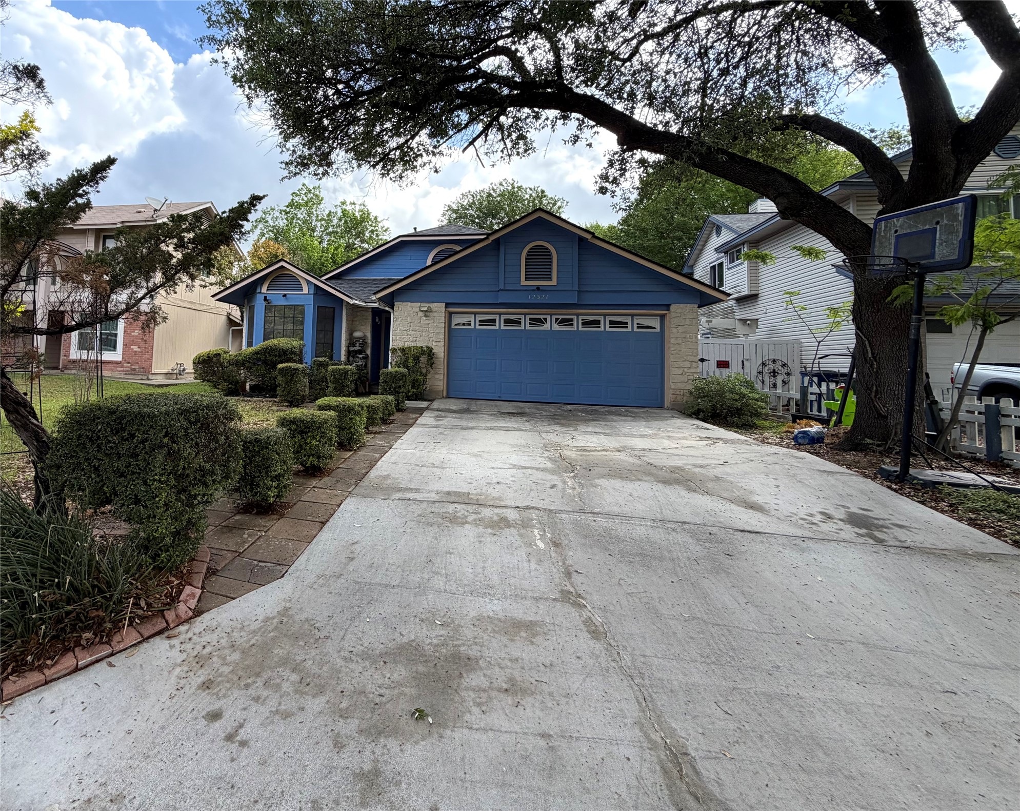 12321 Yarmont Way — photo