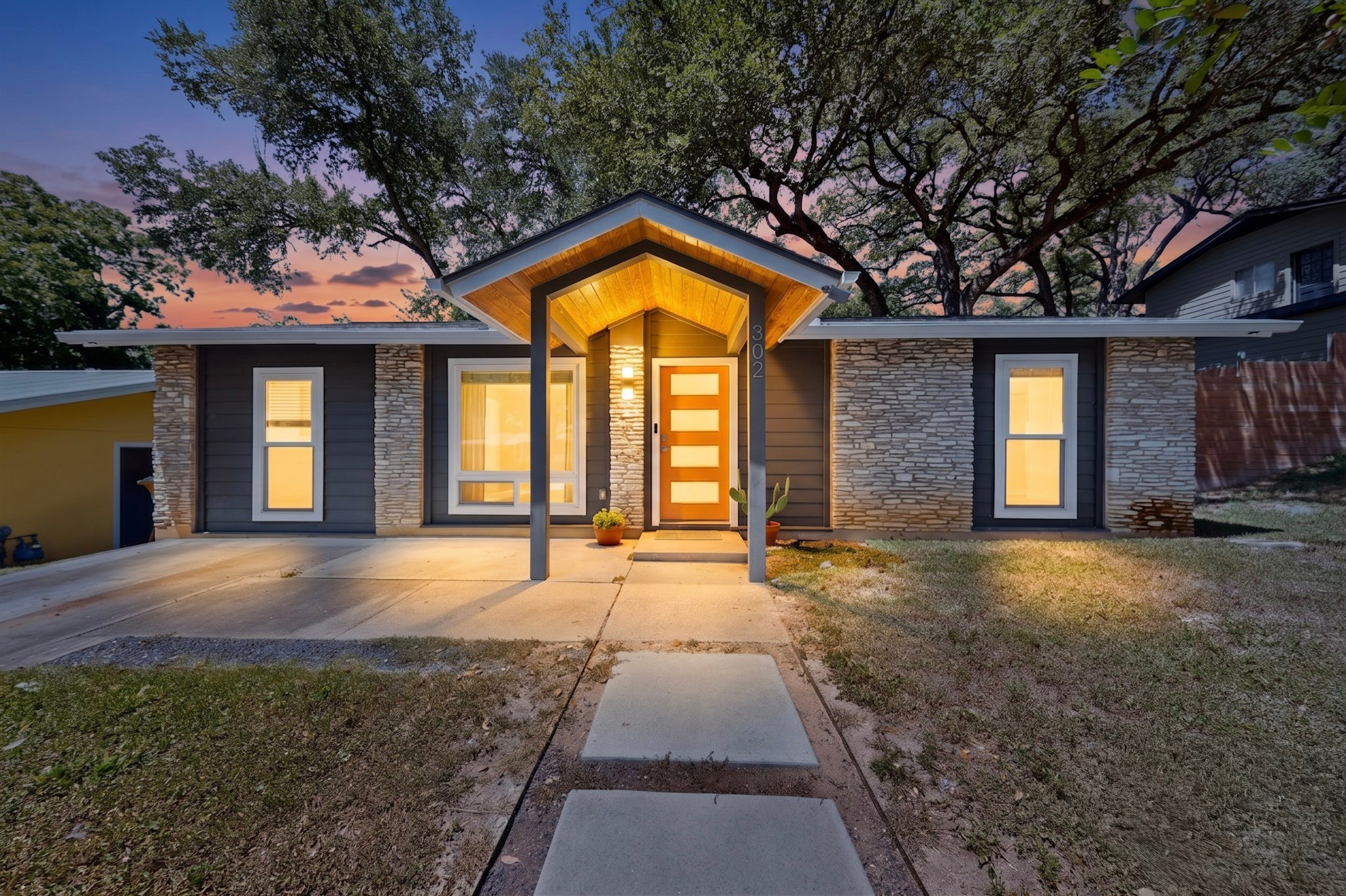 302 Rowland Dr — photo