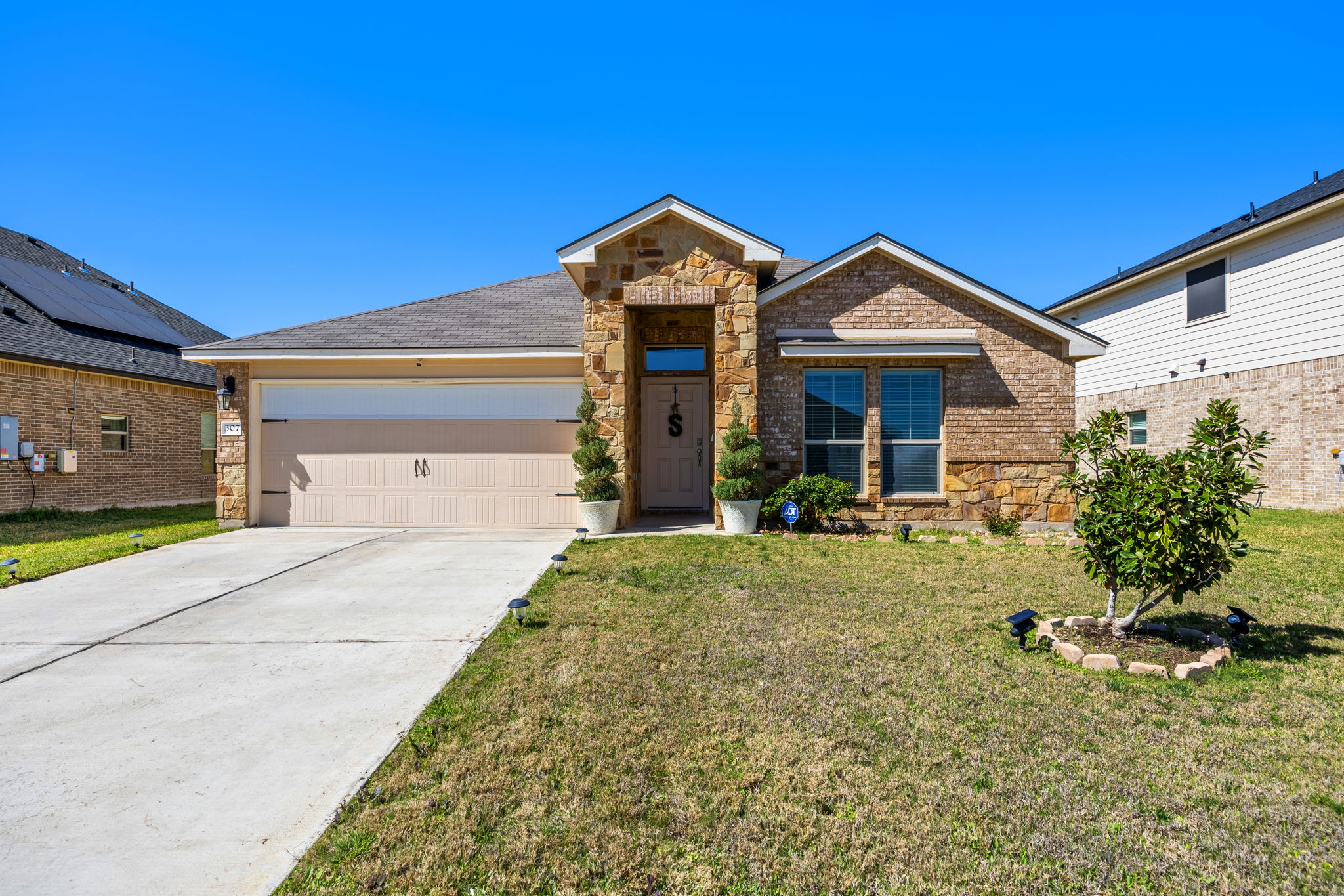 307 Paddock Ln — photo