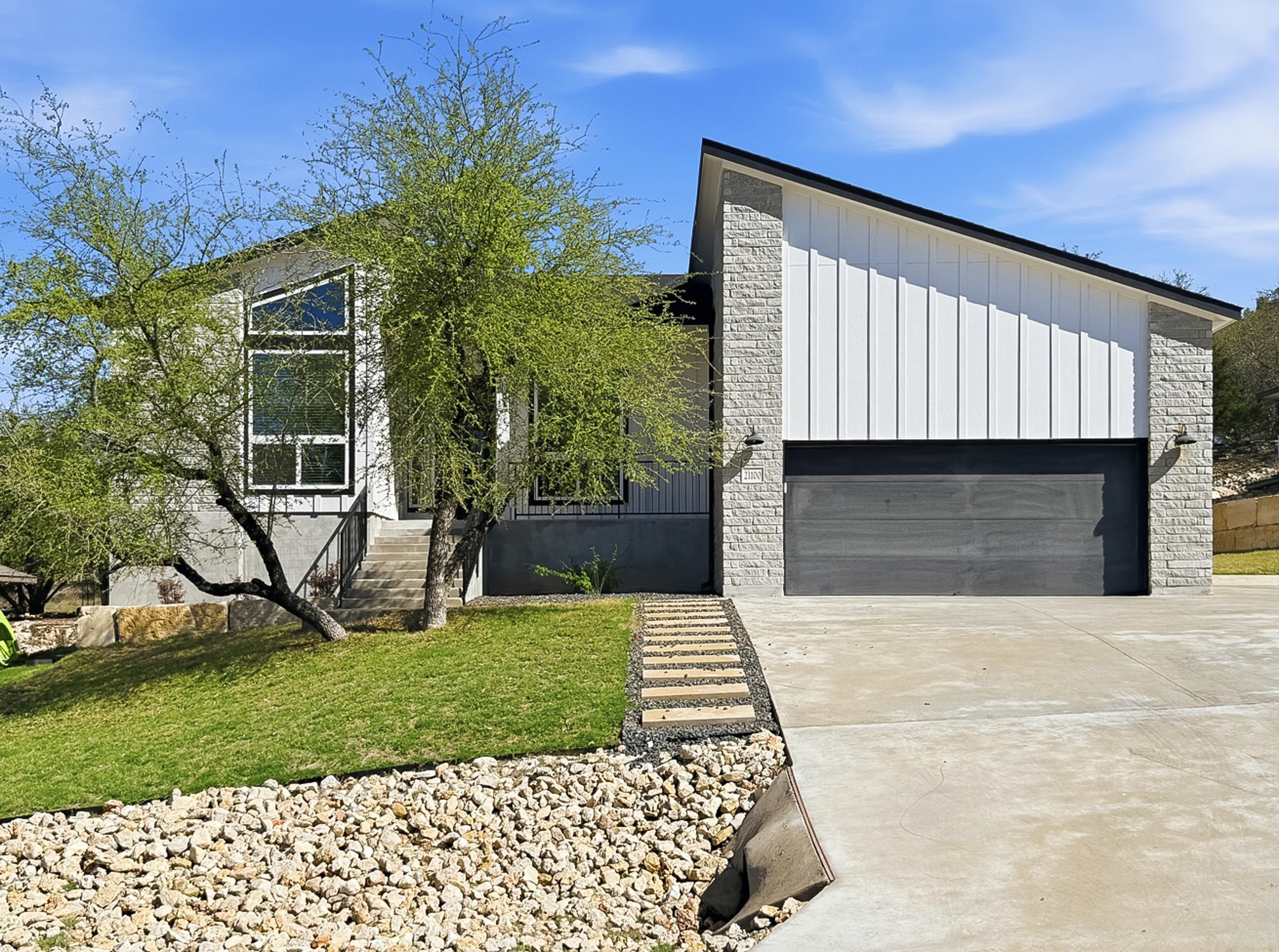 21100 Niagara CV — photo