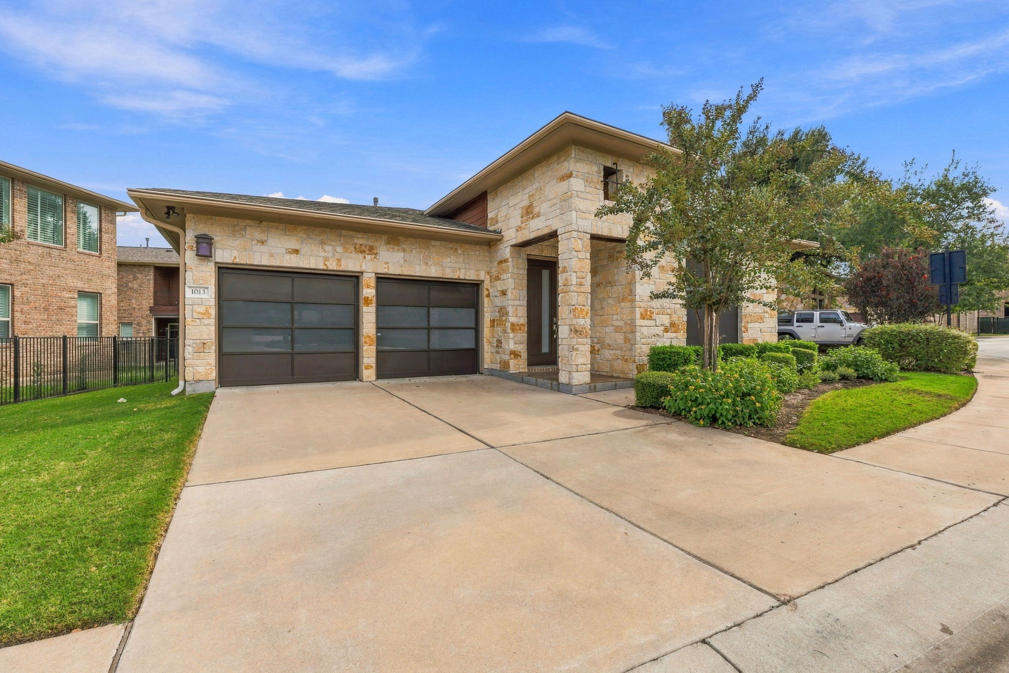 1013 Sue Ann Rose Dr — photo