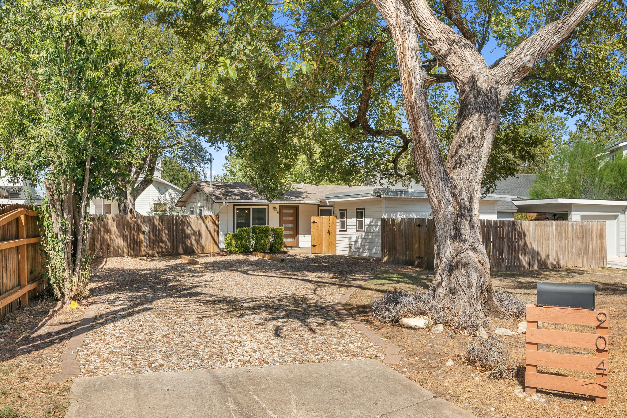 904 Plateau Cir — photo