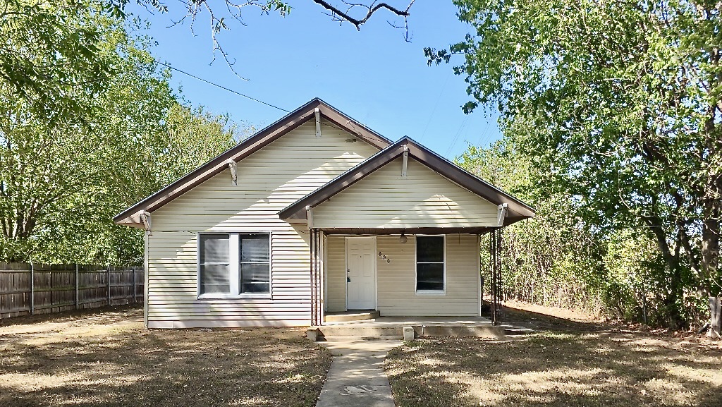 606 Mesquite St — photo