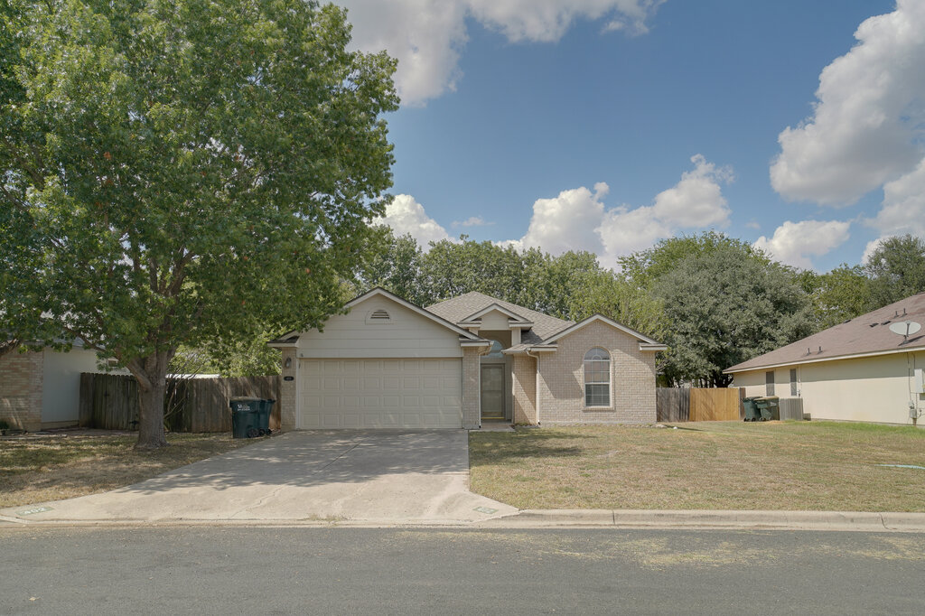 402 Hickory Tree Dr — photo