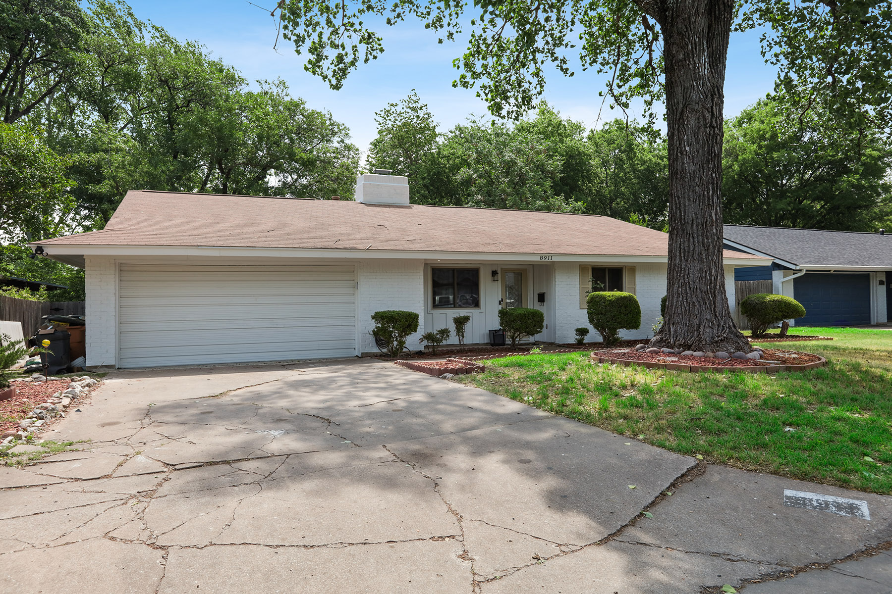 8911 Pointer Ln — photo