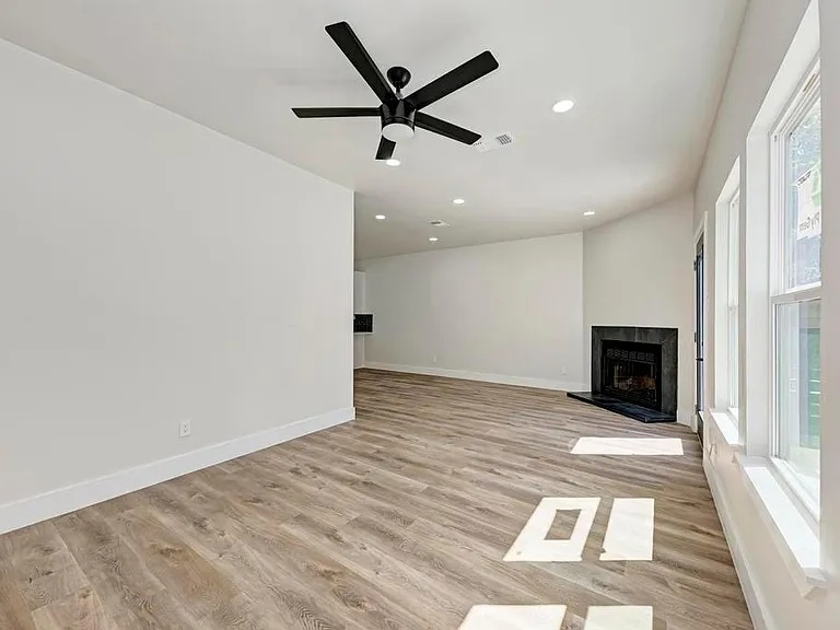 201 W Mockingbird Ln 1 — photo