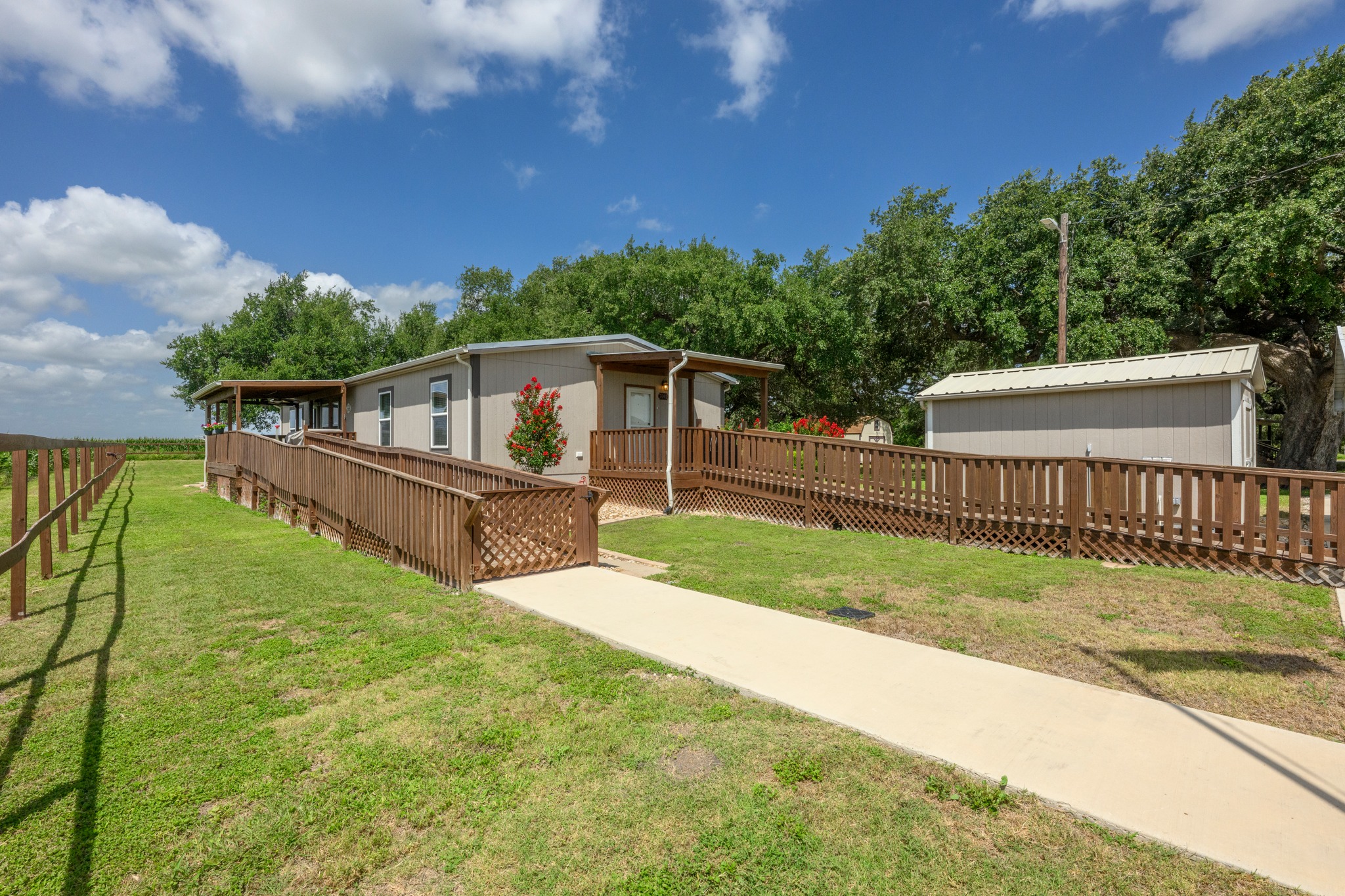 7092 FM 621 — photo