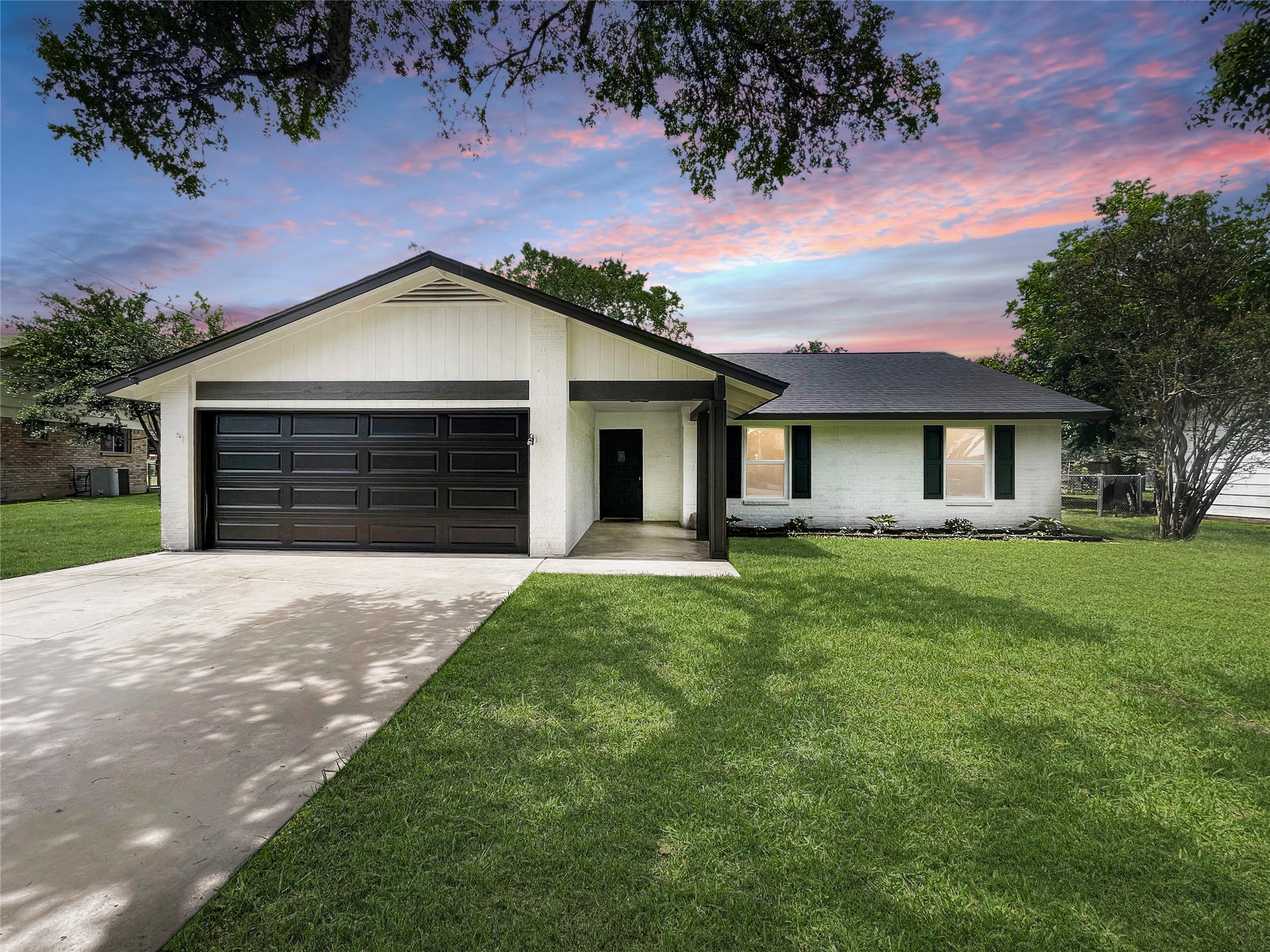 313 Golden Oaks Dr — photo