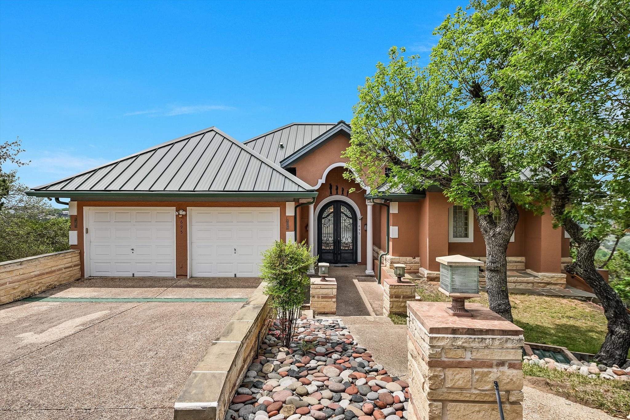 695 Sunset Dr — photo