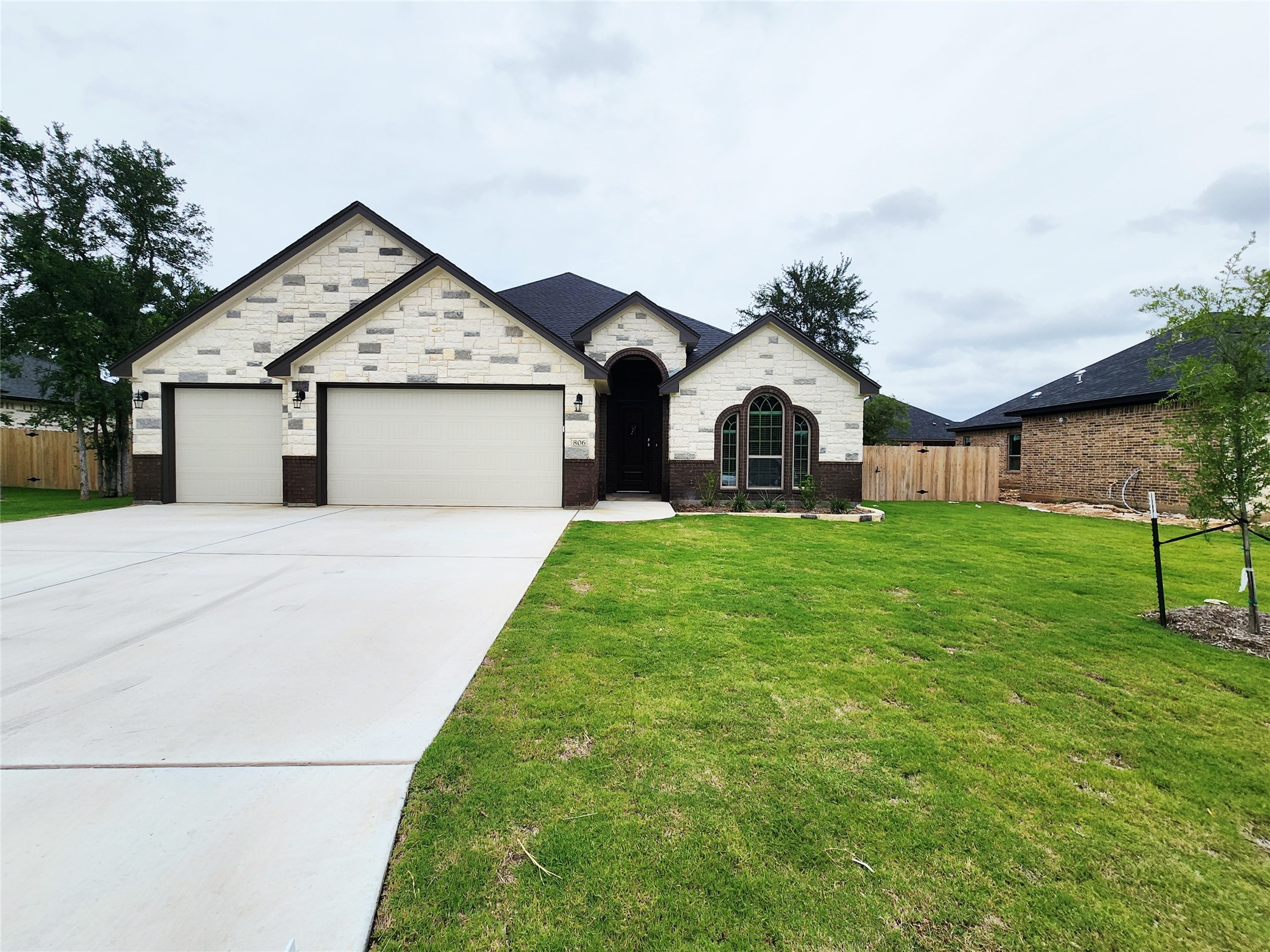 806 Eagle Heights Dr — photo