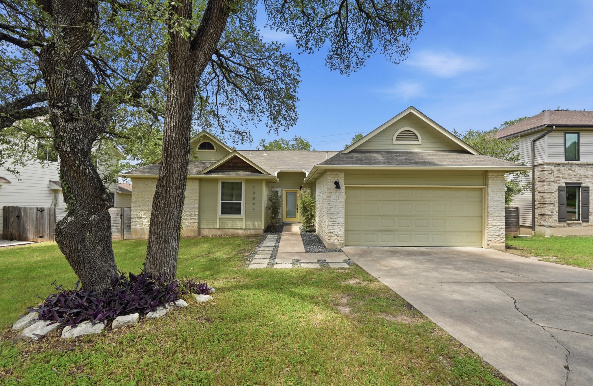 12047 Lincolnshire Dr — photo