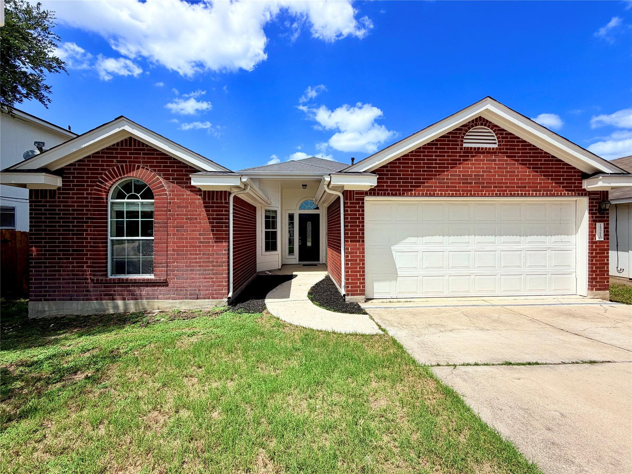 15210 Wideleaf CV — photo