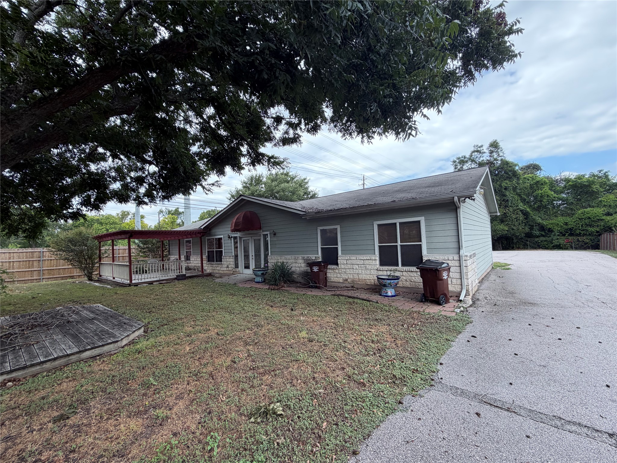 1512 W Howard Ln — photo