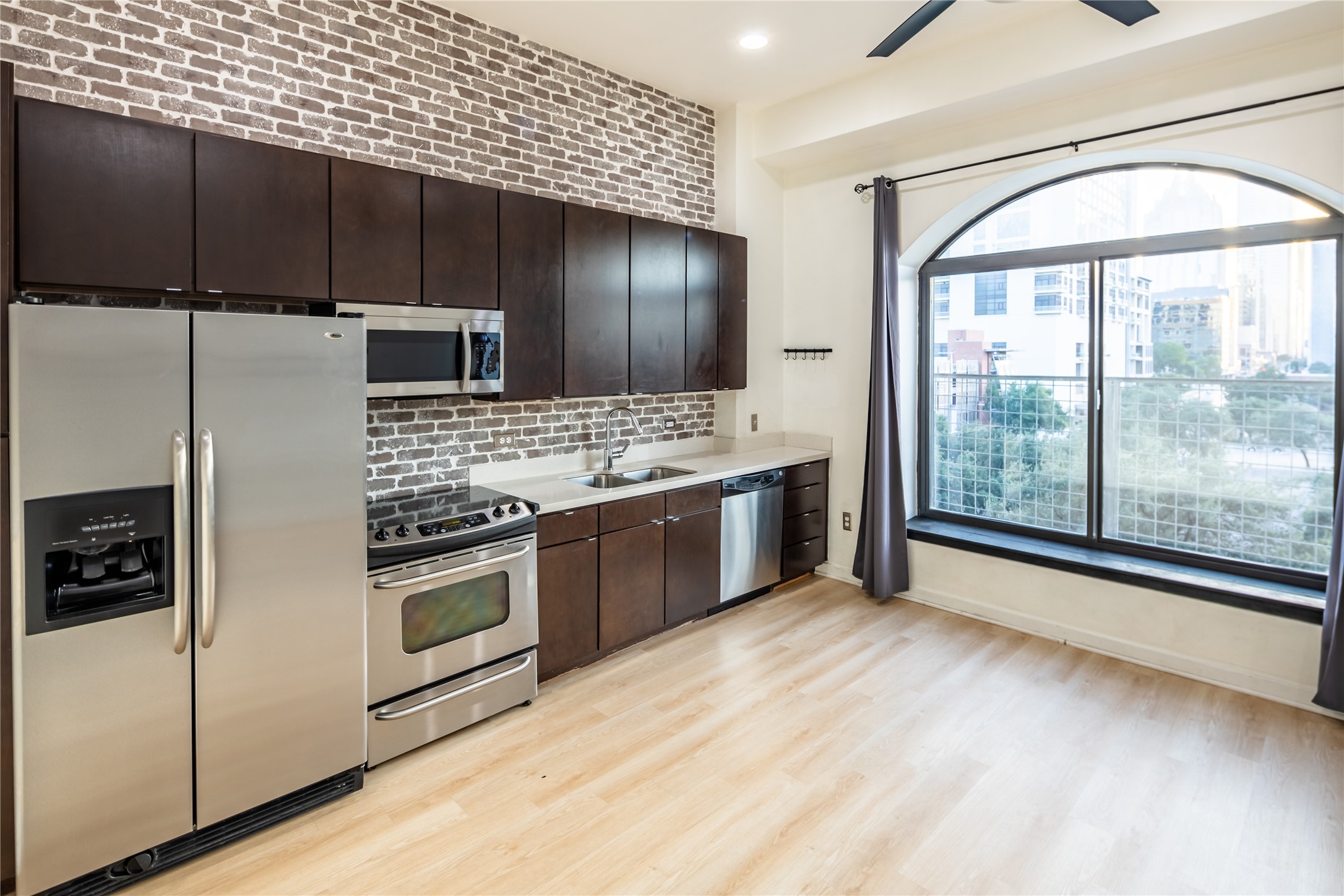 507 Sabine St 404 — photo