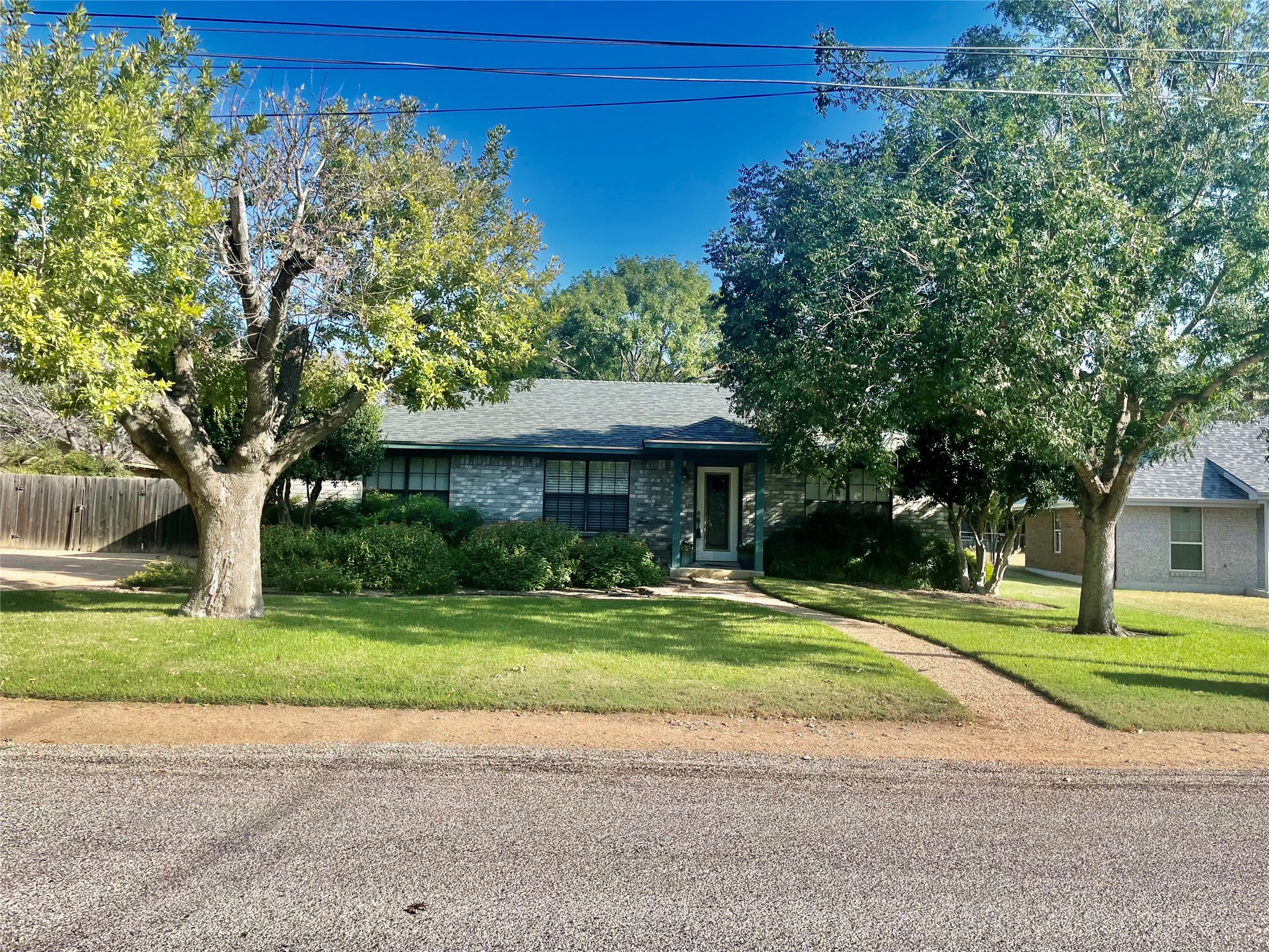 1113 Hackberry Dr — photo