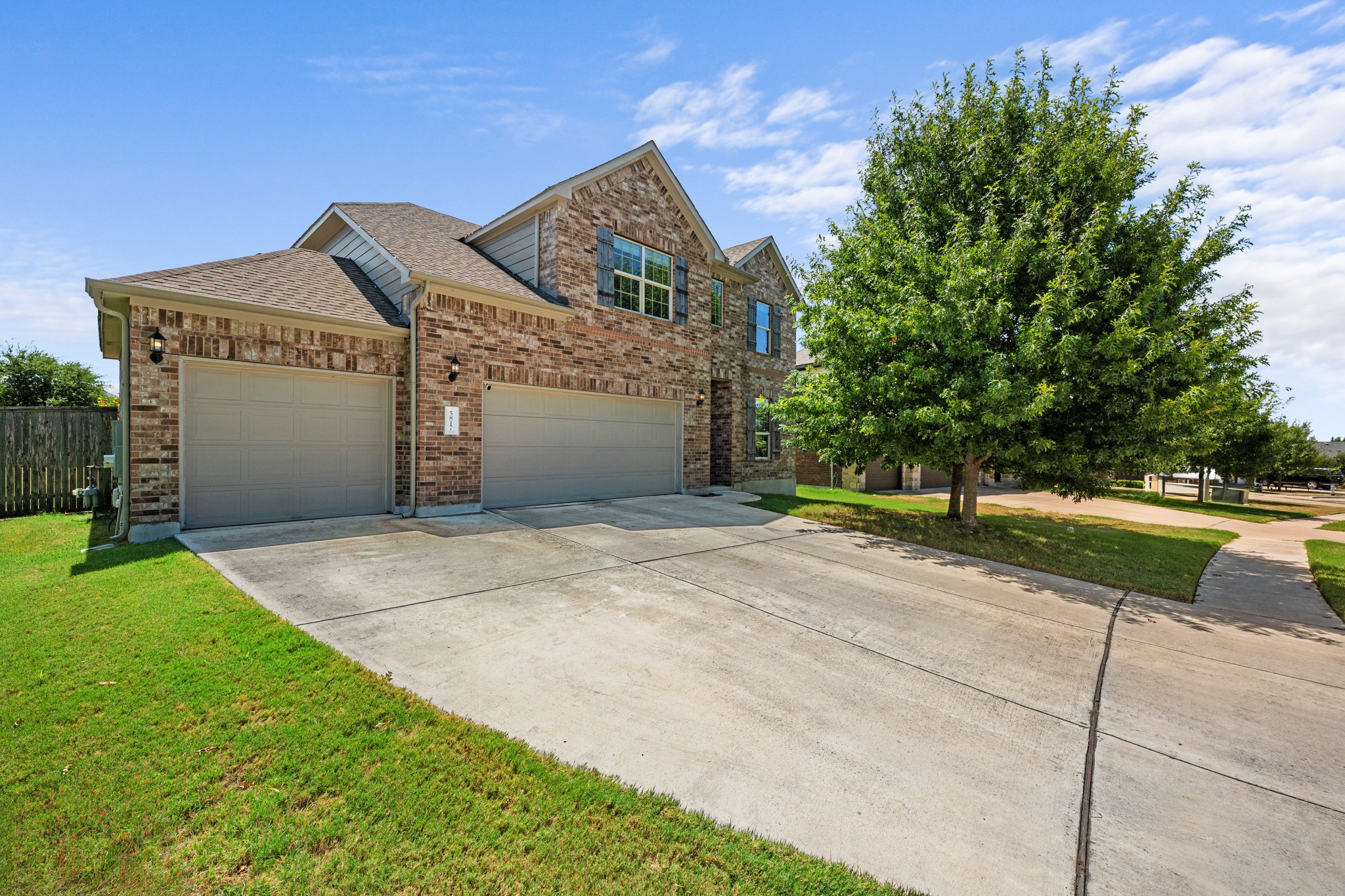 5817 Minerva CV — photo