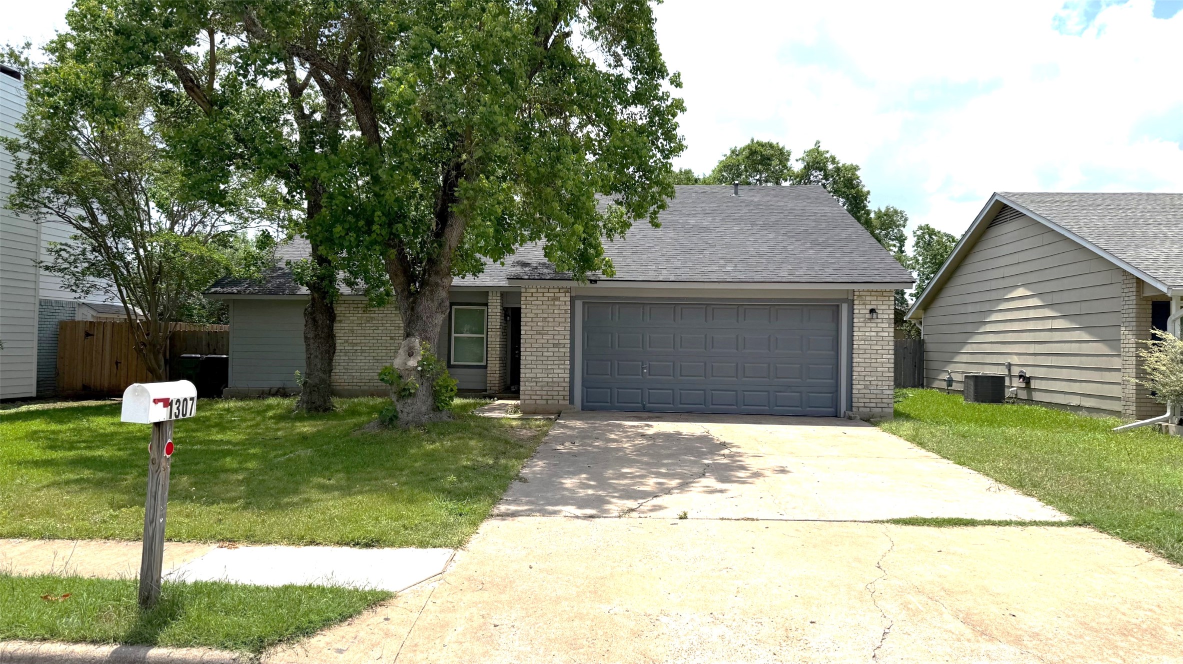 1307 Wroxton Way — photo