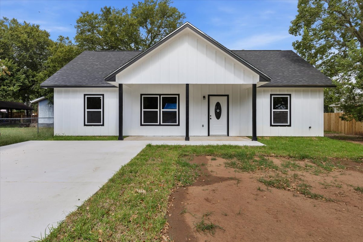 Home in Smithville, TX 78957 — photo 2