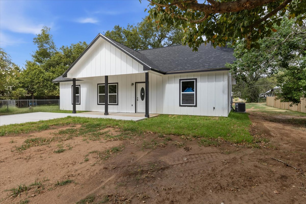 Home in Smithville, TX 78957 — photo 3