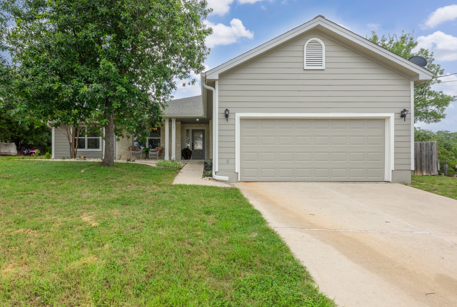 1103 Larkhall Dr — photo