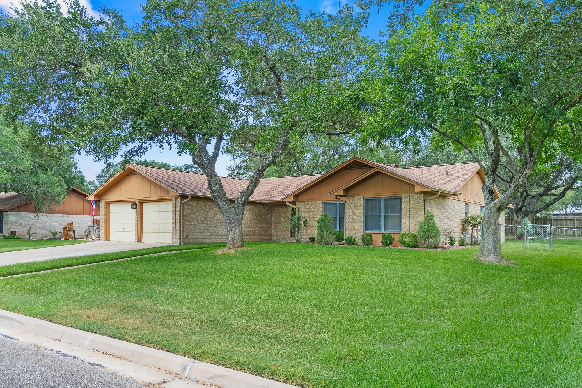 108 Meadow Creek Dr — photo