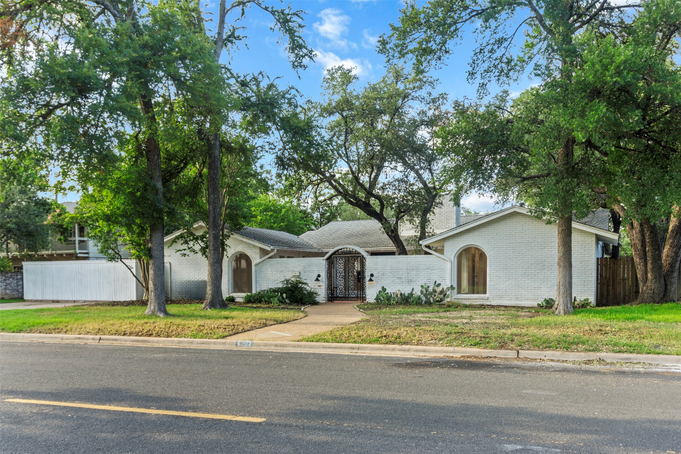 4202 N Hills Dr — photo