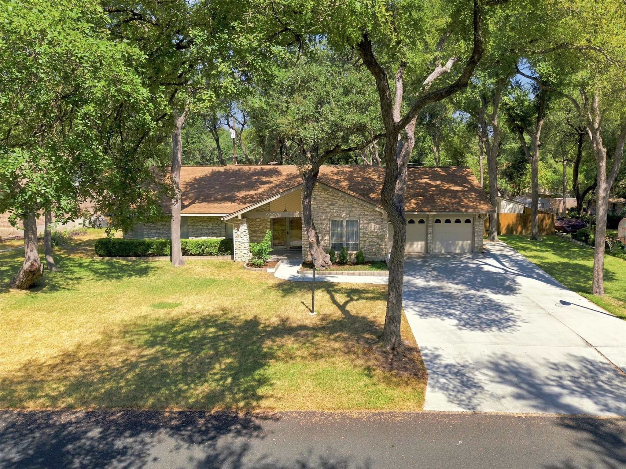 9202 Shady Oaks Dr — photo