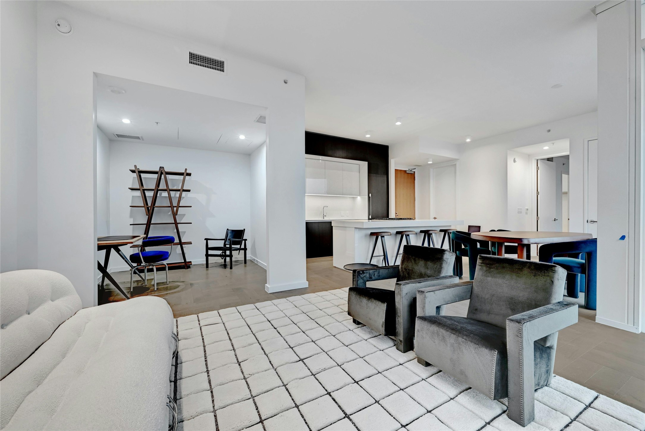313 W 17th St 1106 — photo