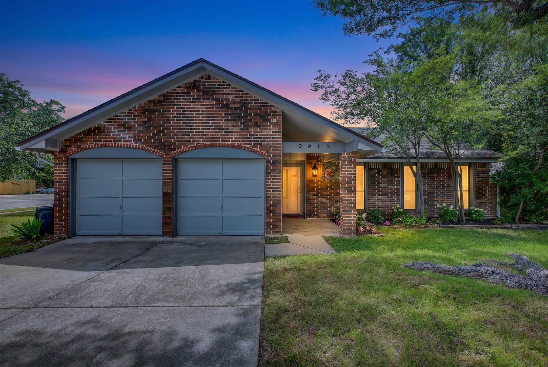 9913 Oak Hollow Dr — photo