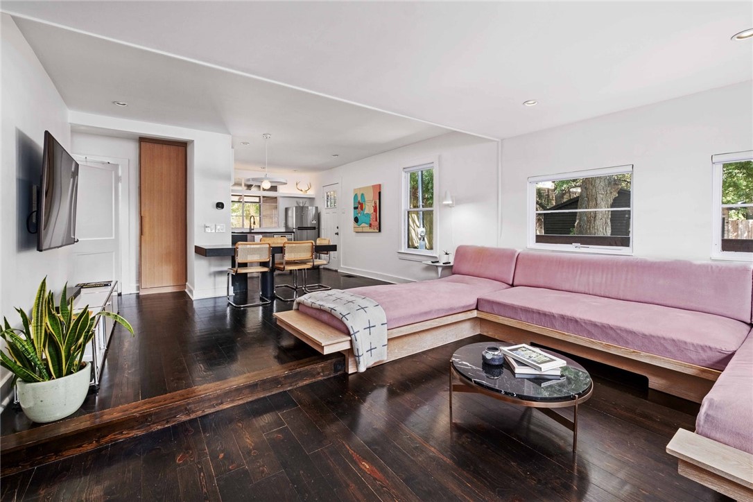 503 E Live Oak St — photo