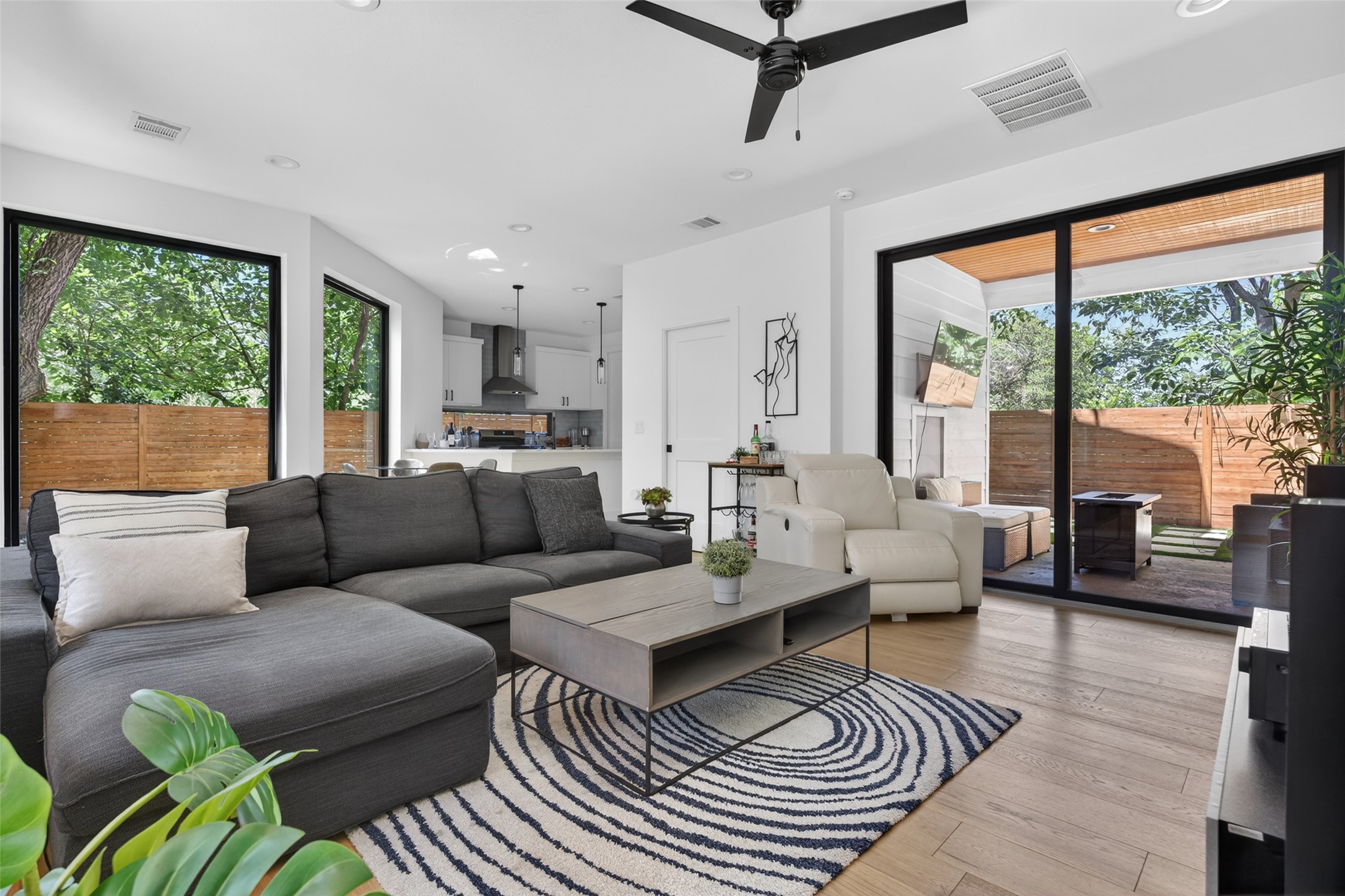 610 Clifford Dr Unit B — photo